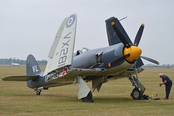 File:FighterImage Hawker Sea Fury T20 'VX281 - VL-120' (G-RNHF) (14130541842).jpg